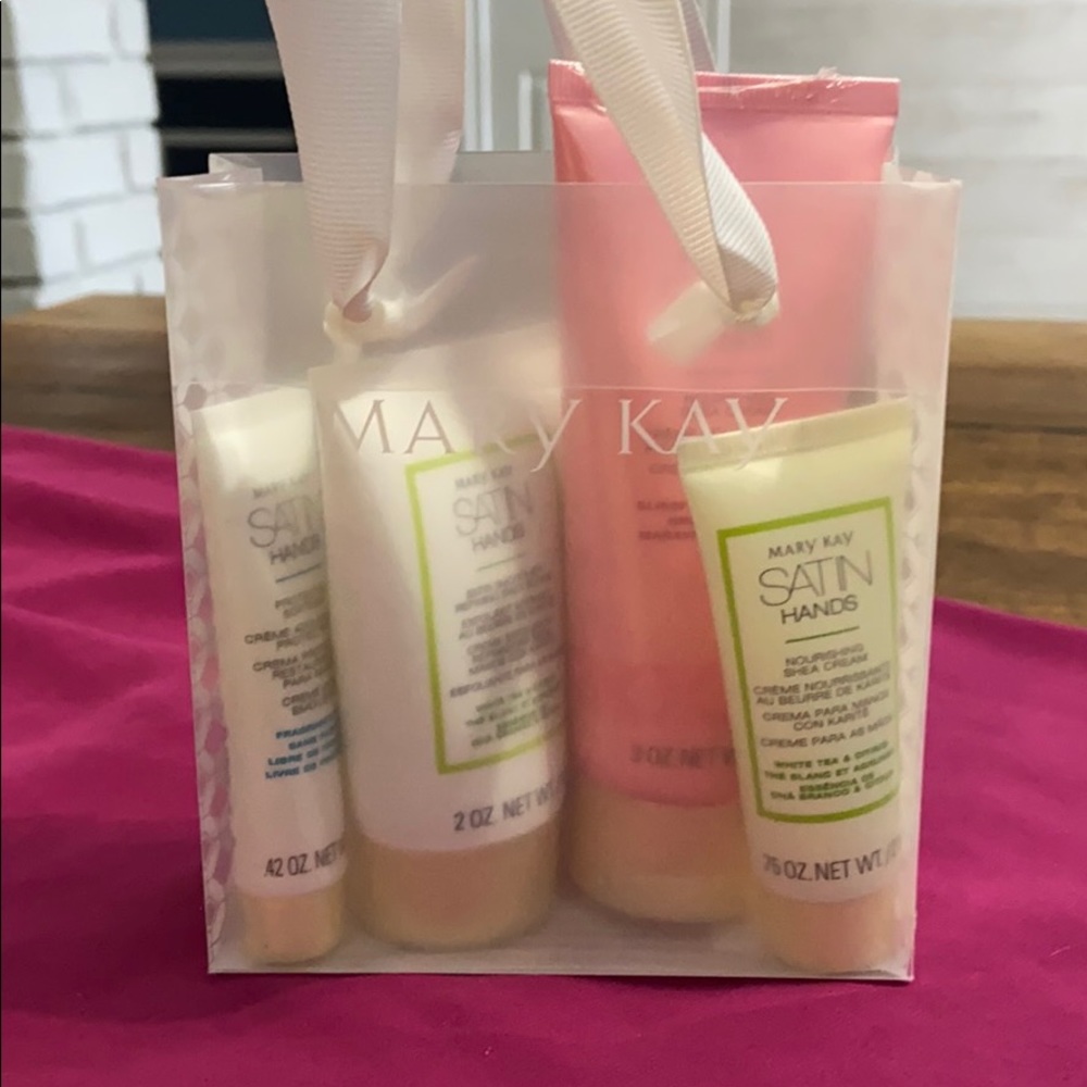 Mary Kay Satin Hands Lotion Set with BONUS gift 🎁